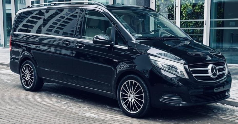 Private taxi services in Paris luxury chauffeur vehicle